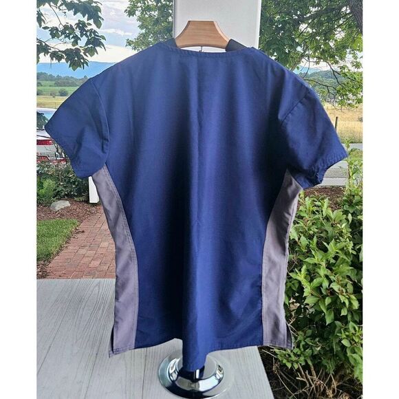 DIVINE STRETCH v neck scrub top preloved medium - Picture 4 of 11